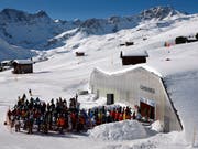 Für die Wintersportferien dürfte ausreichend Schnee liegen: Staus werden nicht nur direkt an den Skiliften, sondern auch auf den Strassen in die Skigebiete erwartet. (Bild: KEYSTONE/ALESSANDRO DELLA BELLA)
