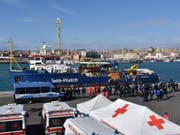 Das Flüchtlingsschiff «Sea-Watch 3» am Donnerstag im Hafen von Catania. (Bild: Keystone/EPA/ORIETTA SCARDINO)