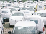 2018 wurden 395'400 motorisierte Strassenfahrzeuge neu in Verkehr gesetzt. Das sind 17'400 respektive 4,2 Prozent weniger als im Vorjahr. Der Gesamtbestand an Motorfahrzeugen ist trotzdem um 1 Prozent gestiegen. (Bild: KEYSTONE/CHRISTIAN BEUTLER)