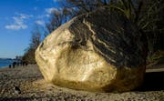 Der «Alter Schwede» genannte Findling am Hamburger Elbufer bekam Anfang Jahr einen goldenen Anstrich. Menschliche Urgesteine sehen sich zuweilen etwas weniger goldig. (Bild: Axel Heimken/Keystone (Hamburg, 2. Januar 2019))