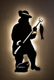 Der Fischer, das Logo alte Logo der «Fischerstube» wurde an vielen Stellen in der Fischerstube aufgegriffen. Bereits beim Eintreten ins Lokal wird man vom beleuchteten Fischer begrüsst. (Bild: PD)