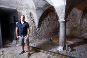 André Bliggenstorfer in der «Fischerstube» während der Renovation. (Bild: Werner Schelbert (Zug, 3. August 2018)