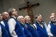 Mitglieder des Jodlerchörli Oberkirch anlässlich der Trachtenweihe. (Bild: Pius Amrein (Oberkirch, 22. Mai 2016))