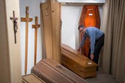 Rolf Arnold from Lucerne Arnold's funeral home and son working on a coffin. (Photos Dominik Wunderli / Lucerne, December 19, 2018)
