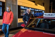 Thomas Fischer (links), Präsident des Vereins Telebus und Gründer Franz Baumann warten an der Busschleife Kriens auf Kunden. (Bild: Nadia Schärli, 17. Dezember 2018)