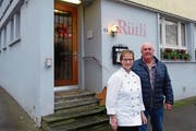 Wirtin Marianne Haller und ihr Mann Thomas Haller vor dem Restaurant Rütli in Muri. (Bild: Eddy Schambron)