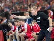 Handball-Nationaltrainer Michael Suter wie man ihn kennt: mit vollem Einsatz (Bild: KEYSTONE/URS FLUEELER)