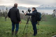 2018 wurde das Onlineangebot unserer Zeitung massiv ausgebaut: Im Bild interviewt René Meier, Stv. Leiter der Onlineabteilung, einen Wasserschmöcker in Hohenrain für einen Videobeitrag. (Bild: Dominik Wunderli (19. Dezember 2018))