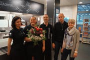 Das Restaurant-Team mit Iwona Malecka, Claudia Iseli und Curzio Degan, daneben die Pächter Stefan und Claudia Huber.