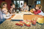 Generationentisch: Autorin Rita Kohn Dell’Agnese bäckt mit ihren Enkelkindern Apfelwähe. Mit 56 ist sie bereits neunfache Grossmutter. (Bild: Reto Martin (Sulgen))