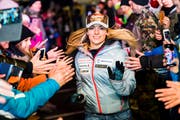Lara Gut-Behrami feiert ihren 2. Platz beim Super-G in St. Moritz im vergangenen Dezember. (Bild: Jean-Christophe Bott)
