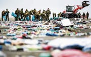 Niederländische Soldaten helfen beim Aufräumen am Strand auf Schiermonnikoog. (Bild: Remko de Waal/EPA)