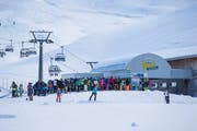 Wer über die Festtage Ski fuhr, musste – wie hier beim Erzeggskilift auf der Melchsee-Frutt – lange anstehen. Bild: Manuela Jans-Koch, 3. Januar 2019)
