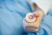 Brisant: Der Alarmknopf am Spitalbett, mit dem Patienten um Hilfe rufen können, war in vielen Schweizer Spitälern ausser Betrieb.(Symbolbild: Boris Bürgisser)