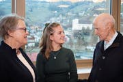 Maturandin Myrta Ettlin (Mitte) im Gespräch mit alt Regierungsrätin Maria Küchler und dem früheren Engelberger Statthalter und späteren OKB-Direktor Paul von Wyl. Sie waren Zeitzeugen für ihre Maturaarbeit. (Bild: Marion Wannemacher (Sarnen, 13. Dezember 2018))