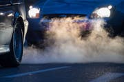 Abgase kommen aus dem Auspuff eines Autos. Trotz des Diesel-Konzepts der Bundesregierung wird es in Stuttgart zum Jahresbeginn 2019 voraussichtlich die geplanten Fahrverbote für ältere Autos mit Dieselmotor geben. (Symbolbild: Marijan Murat/Keystone)