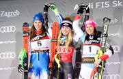 Mikaela Shiffrin, Mitte, Petra Vlhova, links, und Wendy Holdener in Zagreb. (Bild: AP Photo/Giovanni Auletta)