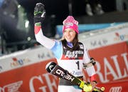 Wendy Holdener feiert ihren dritten Platz. (Bild: AP Photo/Giovanni Auletta)