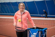 Karin Hechenberger und ihre Kollegin bauen zusammen die Schule Tennis-Academy Obwalden auf. (Bild: Boris Bürgisser (Kerns, 5. Januar 2018))