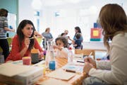 Ausländische Frauen mit ihren Kindern bei einem Integrationskurs der Stadt Zürich. (Bild: Gaëtan Bally/Keystone (29. Juni 2017))