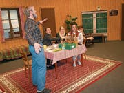 Von links: Grossvater (Josef Blättler), Köchin (Karin Ineichen), Bigi vom Escort-Service (Sandra Steffen) und die arbeitslose Nadia Ray (Marina Keiser). (Bild: Kurt Liembd (Hergiswil, 4. Januar 2019))