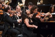 Ausdrucksstark: Pianistin Katja Buniatishvili mit dem Orchestra Sinfonica di Milano. (Bild: Boris Bürgisser, 4. Januar 2019)