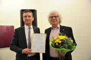 Verleihung Goldner Uristier in Altdorf: Bildungs- und Kulturdirektor Beat Jörg (links) mit Preisträger Hansjörg Felber. (Bild: Urs Hanhart, Altdorf, 5. Januar 2019)