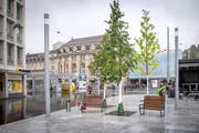 Trotz einiger Bäume dominiert auch auf dem neu gestalteten Bahnhofplatz die Farbe Grau. (Bild: Urs Bucher, 30. August 2018)