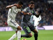 Reals Casemiro (links) im Zweikampf mit San Sebastians Torschütze Willian José (Bild: KEYSTONE/EPA EFE/KIKO HUESCA)