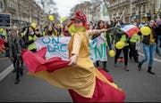 Nach den schweren Krawallen vom Samstag demonstrierten am Sonntag vor allem Frauen – ohne Gewalt. (Bild: Ian Langsdon/EPA, Paris, 6. Januar 2019)