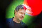 Robert Habeck, Schriftsteller und Philosoph, ist eines der Gesichter der Partei, mit dem der Aufstieg der Grünen assoziiert wird. (Arne Immanuel Baensch/AP; Berlin, 28. Oktober 2018)