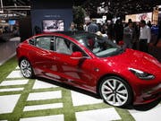 Das Model 3 von Tesla soll in Zukunft auch in China hergestellt werden. Am Montag wurde der Grundstein für die neue Fabrik in Shanghai gelegt. (Bild: KEYSTONE/EPA/MIKE NELSON)