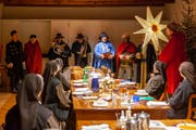 Die Dreikönigssänger überraschen die Schwestern des Frauenklosters St. Klara beim Nachtessen. (Bild: Edi Ettlin (Stans, 6. Januar 2019))