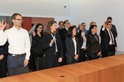 Friedensrichter, deren Stellvertreter, Mitglieder und Ersatzmitglieder des Obergerichts sowie Gerichtsschreiber schwören und geloben bei der Vereidigung für die Amtsperiode 2019 bis 2024 im Obergericht in Zug. (Bild: Charly Keiser (7. Januar 2019))