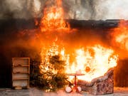 Mitte Dezember demonstrierte die Hamburger Feuerwehr, was passiert, wenn ein Weihnachtsbaum in Brand gerät. (Bild: KEYSTONE/dpa/DANIEL BOCKWOLDT)