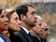 Gedenken an die Terroropfer - von links nach rechts: die Pariser Bürgermeisterin Anne Hidalgo, Justizministerin Nicole Belloubet, Innenminister Christophe Castaner und Kulturminister Franck Riester. (Bild: KEYSTONE/EPA REUTERS POOL/GONZALO FUENTES / POOL)