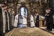 Historisches Spektakel: Orthodoxe Geistliche feiern in der Sophienkathedrale unter Anwesenheit von Präsident Petro Poroschenko (Zweiter von rechts) die Unabhängigkeit der ukrainischen Kirche von Moskau. Bild: Brendan Hoffman/Getty (Kiew, 7. Januar 2019)