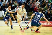 Auch Sandro Poletti (am Ball, gegen Klotens Michael Wüst (links) und Markus Kulmala) erzielt ein Tor. (Bild: Maria Schmid (Zug, 6. Januar 2019))