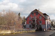 Die Bauprofile neben dem Roth-Haus zeigen, wo der Anbau stehen soll. (Bild: Eddy Schambron)