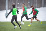 Simone Rapp (Mitte) bestreitet das erste Training mit St. Gallen. Am ersten Tag noch nicht mit dabei waren der angeschlagene Silvan Hefti und Majeed Ashimeru, der nach Einsätzen mit Ghanas Nachwuchs-Nationalteam noch länger in der Heimat bleiben durfte. (Bild: Urs Bucher)
