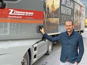 Reto Zimmermann, Inhaber der Zimgroup Holding, vor einem Lastwagen der neuen Zimmermann Umweltlogistik AG. (Bild: PD)