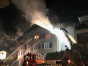 Bei einem Brand in einem Mehrfamilienhaus in Flüelen UR in der Nacht auf Dienstag ist das Gebäude unbewohnbar geworden. (Bild: PD Kantonspolizei Uri)