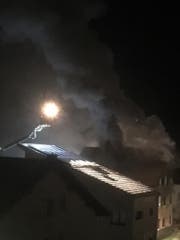 Eine Rauchsäule steigt aus dem betroffenen Haus auf. (Bild: Leserreporter, Flüelen, 7. Januar 2019)