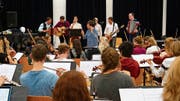 Unter Jonas Bürgin proben Oesch’s die Dritten mit dem Zentralschweizer Jugendsinfonieorchester. Bild: Basil Amrein (6. Januar 2019)
