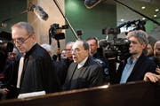 Der französische Kardinal Philippe Barbarin (Bildmitte) am Montag auf dem Weg ins Gericht in Lyon. Bild: Laurent Cipriani/AP (Lyon, 7. Januar 2019)