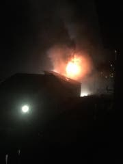 Der Brand in einem Haus in Flüelen war weithin sichtbar. (Bild: Leserreporter, 7. Januar 2019)