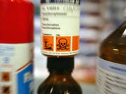 Die Beratungstätigkeit von Tox Info Suisse ist zunehmend gefragt: Wenn Kinder Unfälle mit giftigen Substanzen haben oder Erwachsene sich selbst vergiften, dann hilft die Telefonnummer 145 mit Beratungen. (Bild: KEYSTONE/URS FLUERLER)