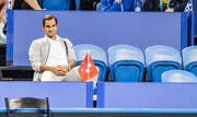 Roger Federer schaut sich das Spiel von Belinda Bencic in Perth an. (Bild: EPA/ Tony McDonough (Perth, 3. Januar 2019))