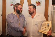 Präsident Roland Tresch (links) gratuliert Richi Gisler zur Ehrenmitgliedschaft. (Bild: Paul Gwerder, Erstfeld, 5. Januar 2019)