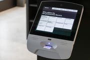Der Ticketautomat beim Schalter, fotografiert an einem Medienrundgang vor der Eröffnung des neuen Stadthauses. Bild: Philipp Schmidli (Kriens, 21. Dezember 2018).